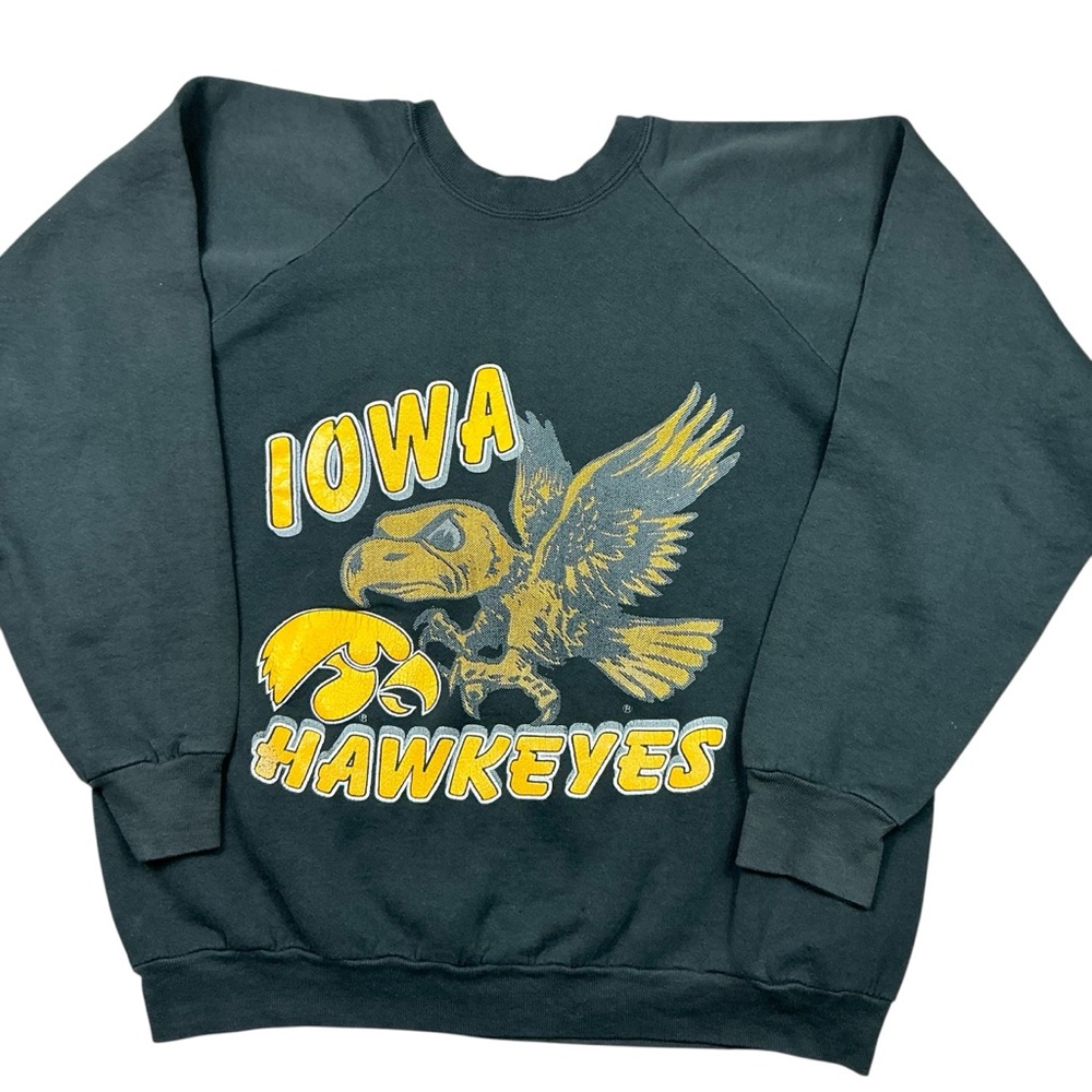 Vintage 80s Iowa Hawkeyes Raglan sleeve black/gold crewneck sweatshirt size M/L
